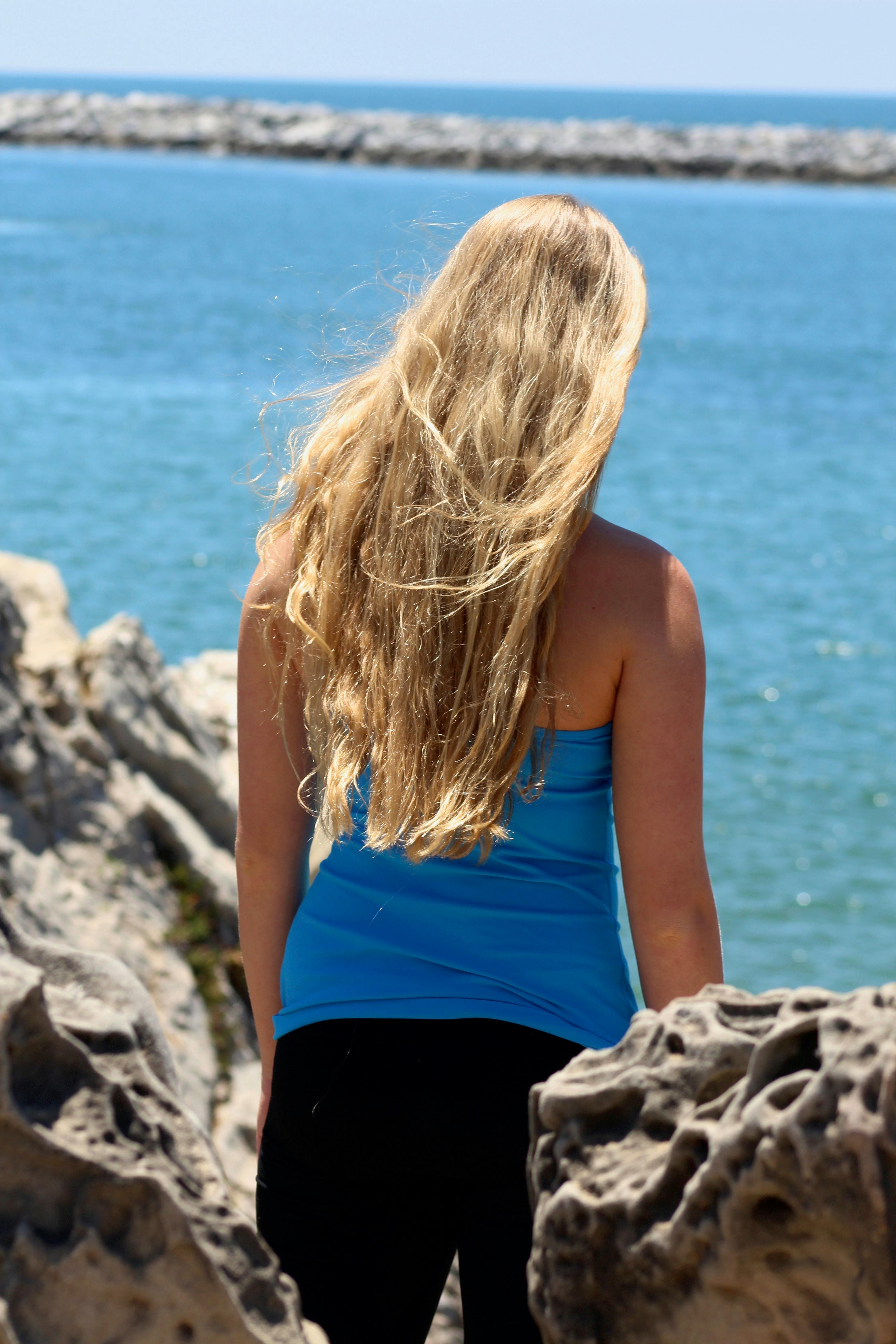 De blondine op het strand
